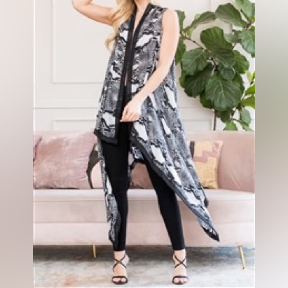 NWT black and white long vest 💖2 for $30💖